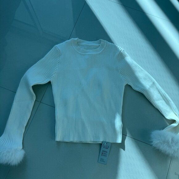 Mini skirt and white blouse - Picture 4 of 8